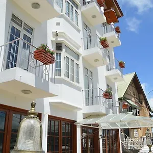 Royal Hills *** نوفارا إيلِيا